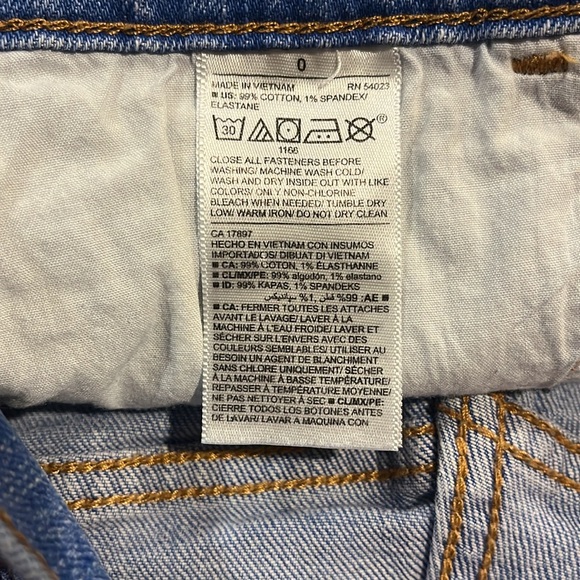 Old Navy Boyfriend Distressed Light Blue Wash Cuffed Denim Jean Shorts Size 0 - Picture 6 of 6